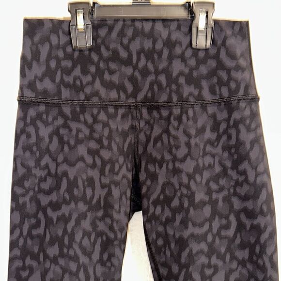 lululemon 6 21” Black Gray Camouflage Athletic Workout Crop Legging - Picture 3 of 8